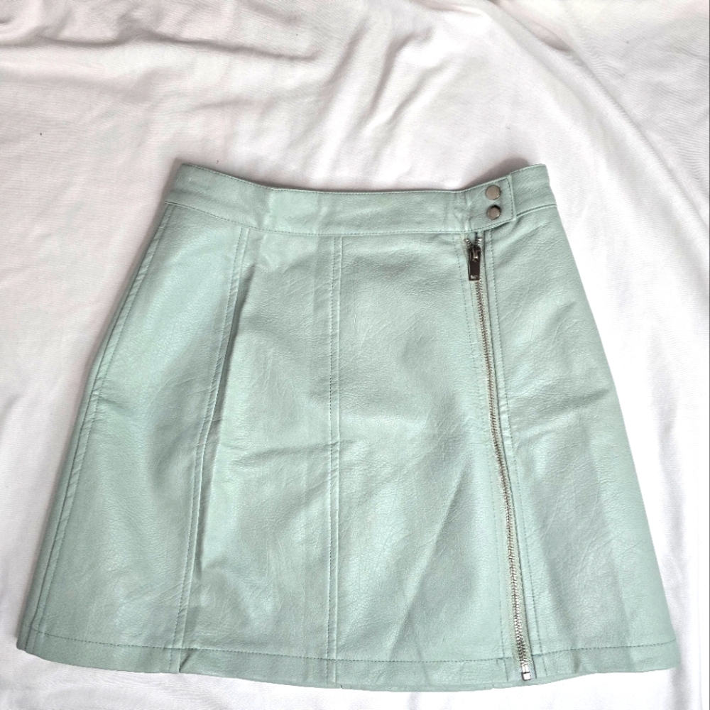 LDYP Wear faux leather zip up soft light green skirt size 8